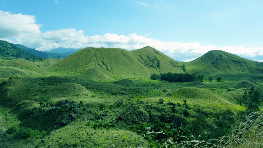 green mountain during daytime