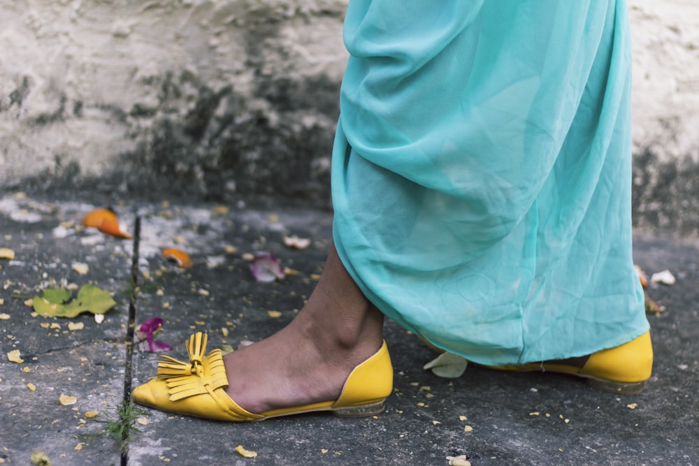 mulher vestindo sapatilhas de couro amarelo durante o dia