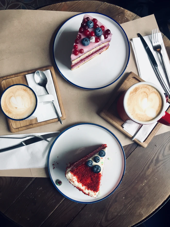 Zákusky a latte na stole