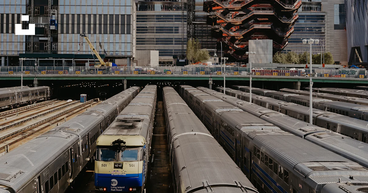 Train sur rail près d’un bâtiment de mur-rideau pendant la journée ...