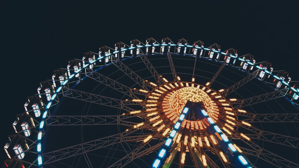 Photographie en contre-plongée d’une grande roue éclairée