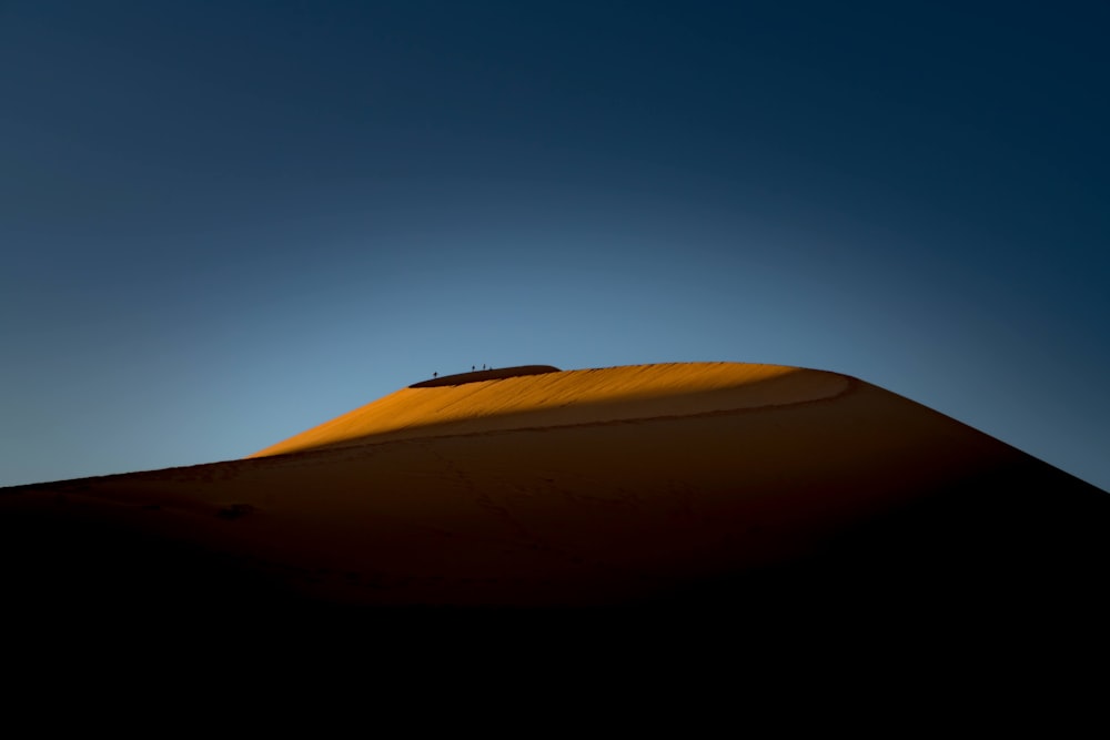 desierto bajo el cielo azul