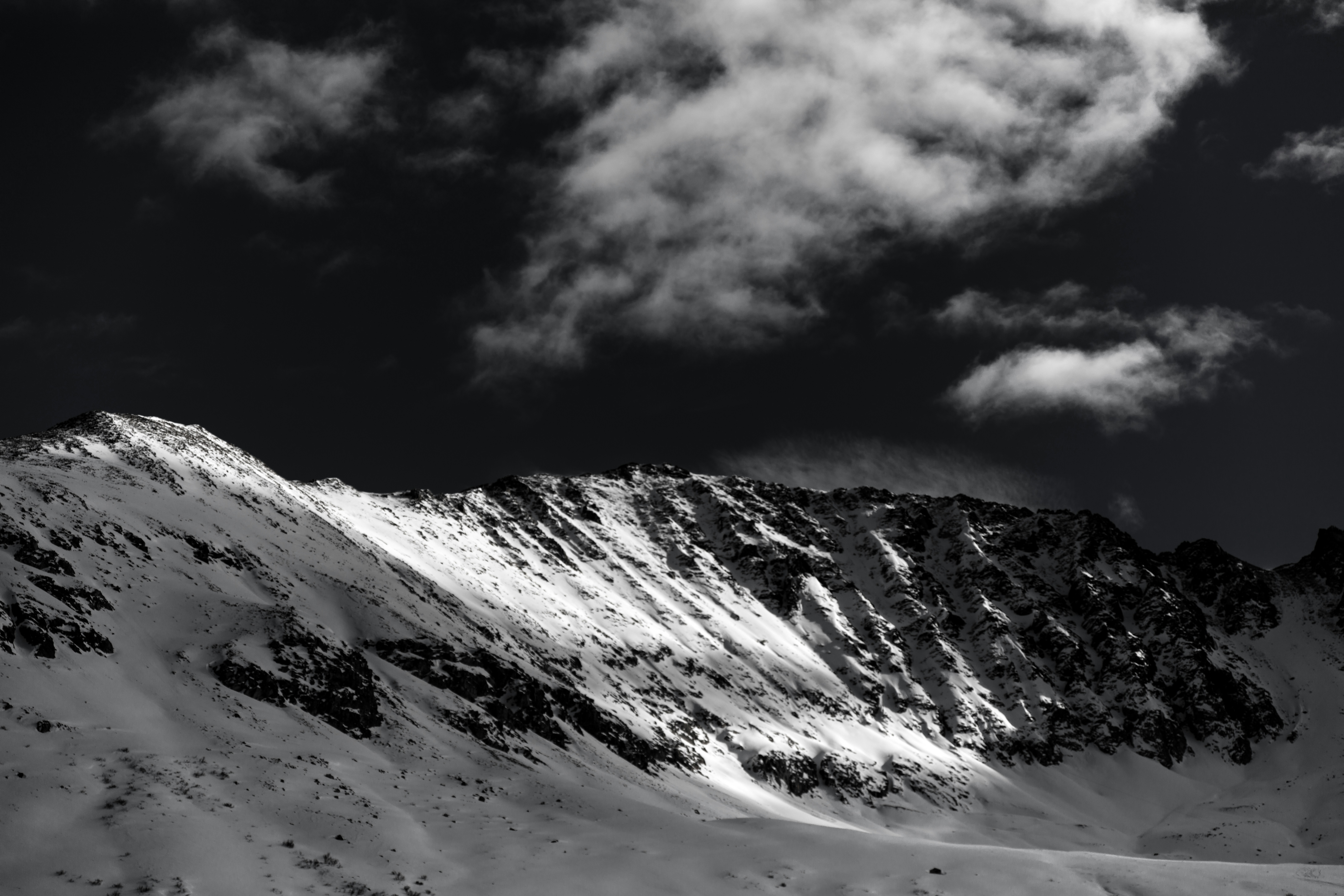 Tagsüber weiß schneebedeckter Berg