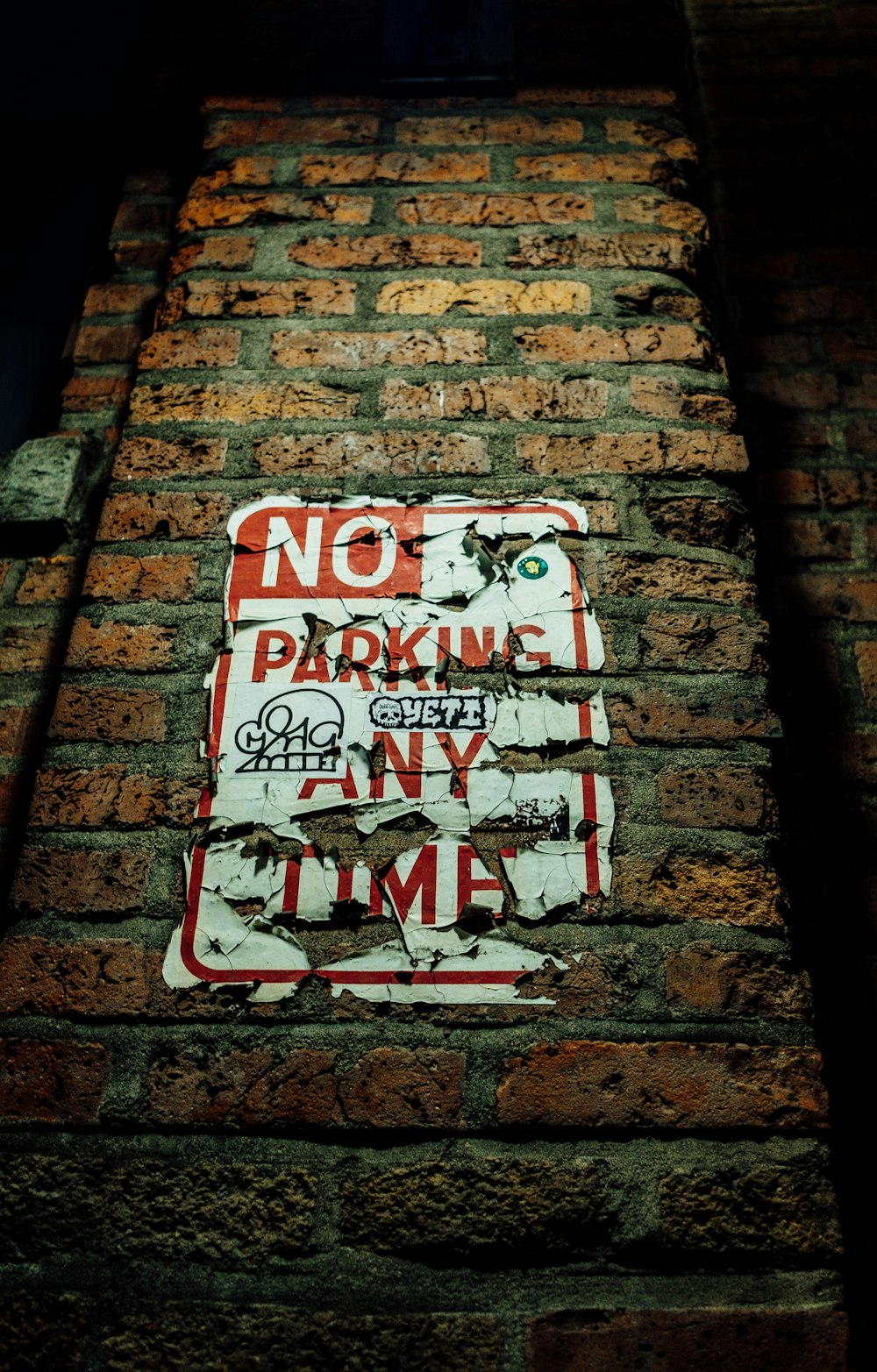 壁に「No Parking Any Time」の看板