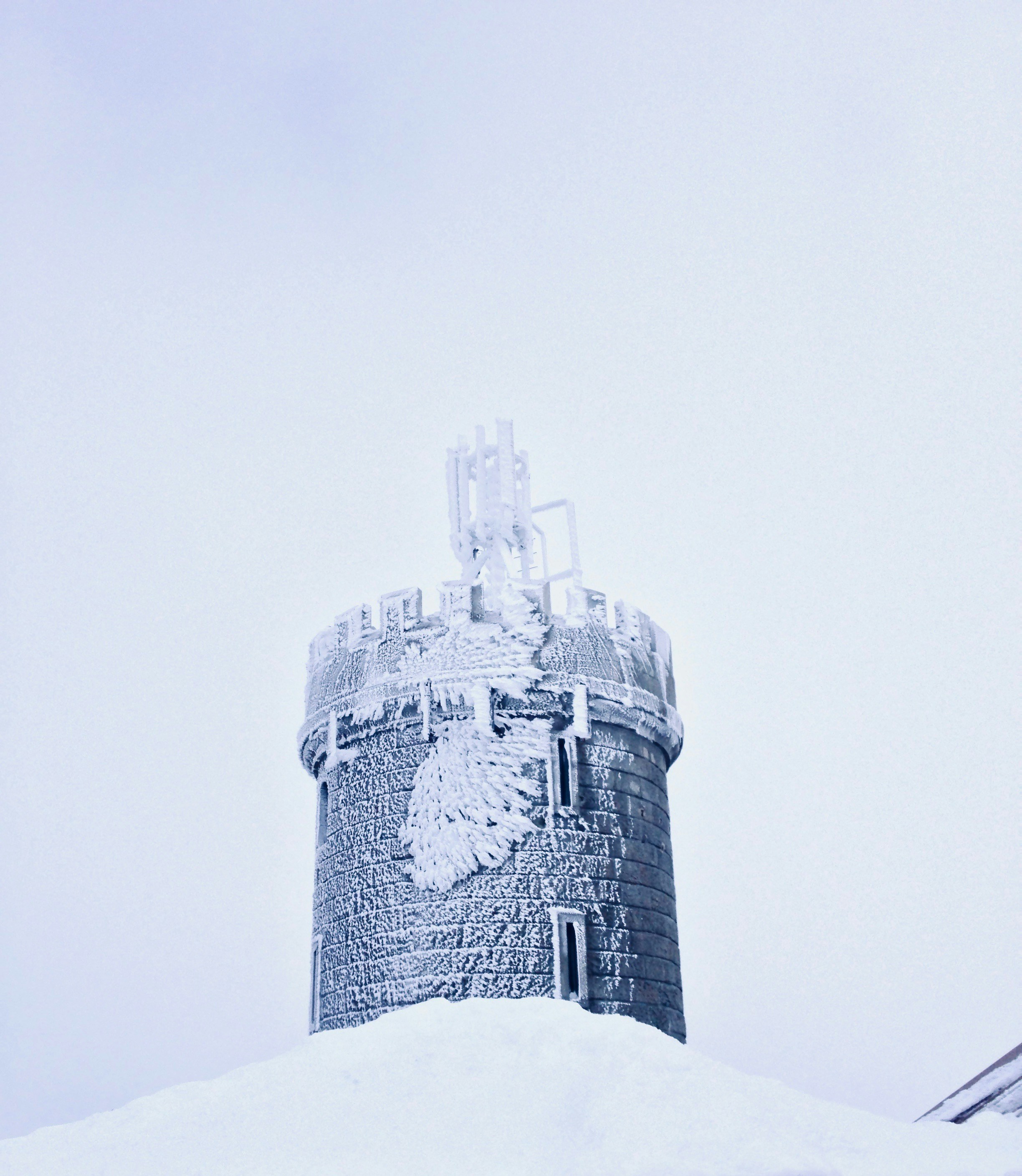 Chope de bière en céramique blanche et noire