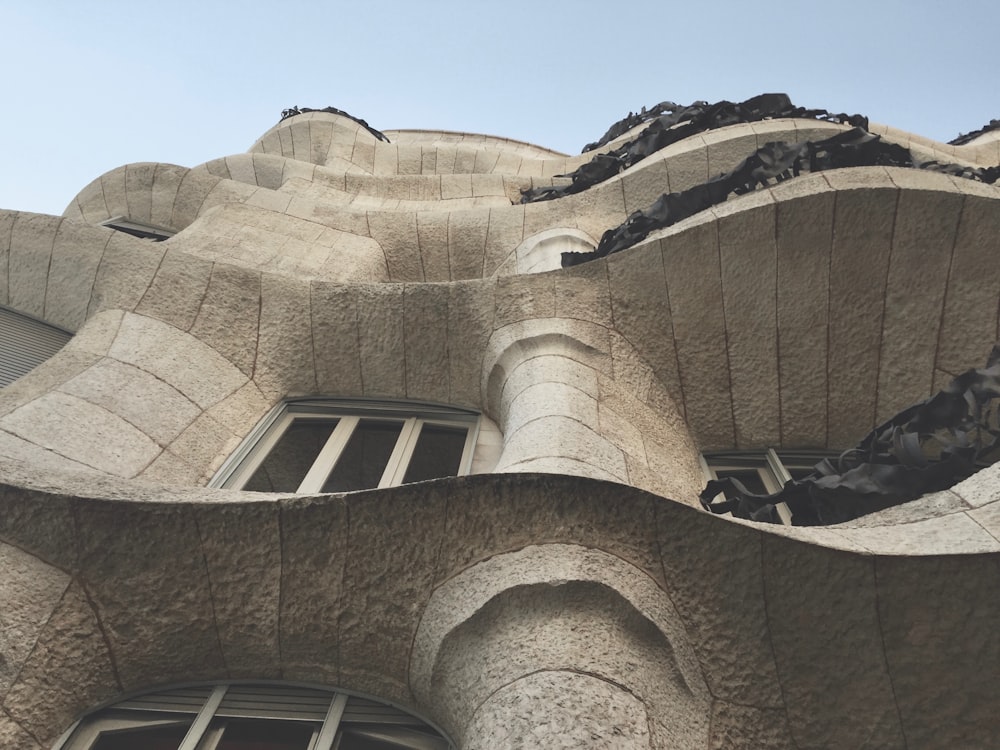 Fotografía de ángulo bajo de un edificio de hormigón gris durante el día