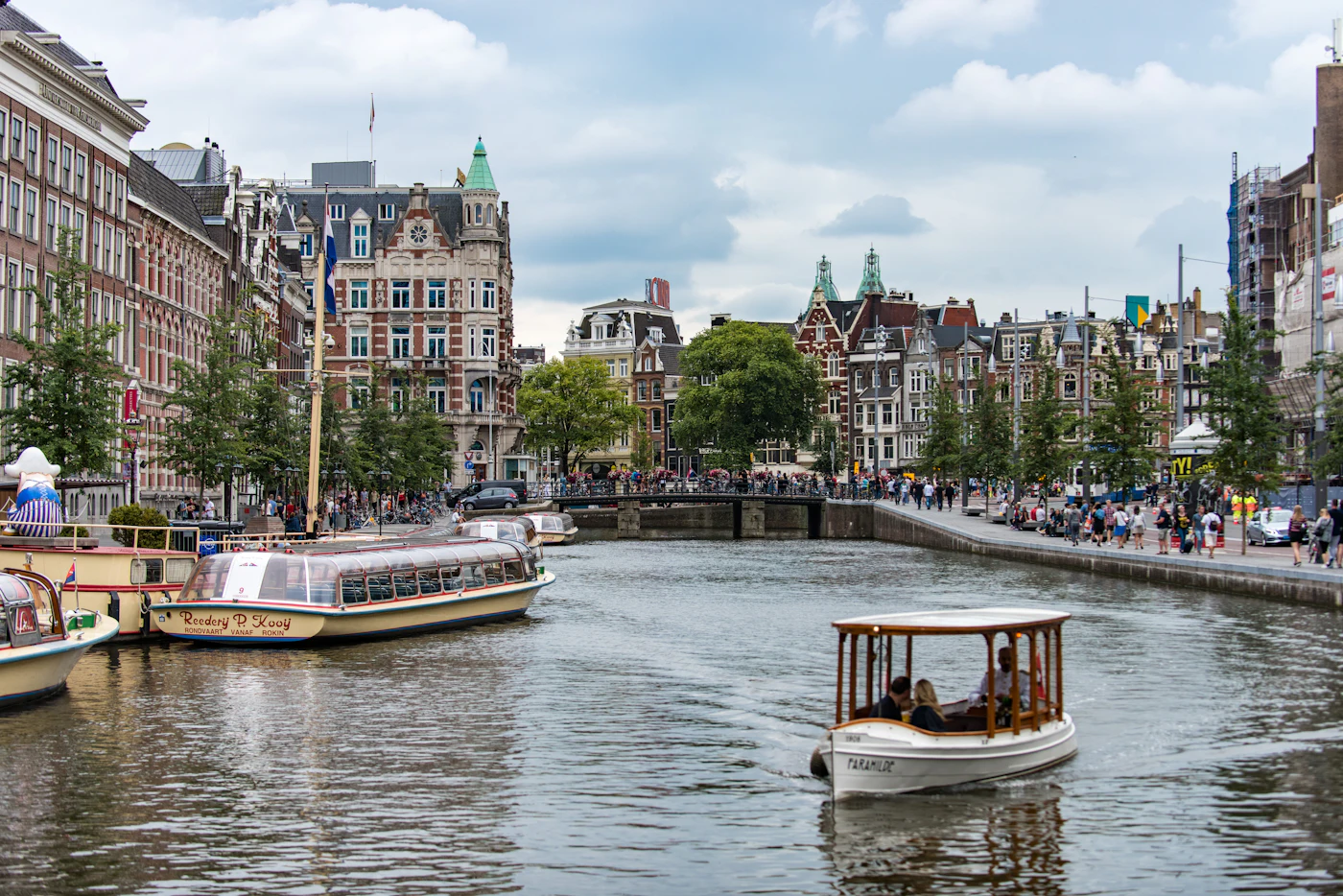 Rondvaartboot vaart door de Amsterdamse grachten