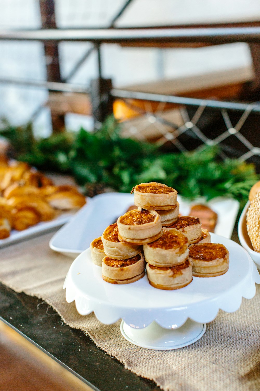 Pâtisseries cuites au four sur plateau blanc