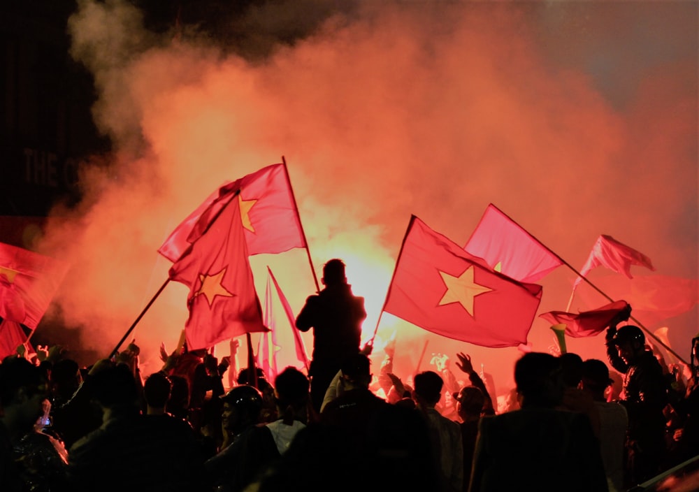 Menschen, die rote Fahnen hissen