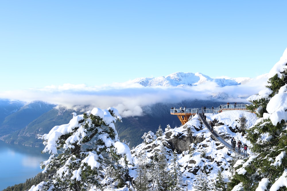 Terrazza in cemento marrone sulle Alpi di montagna