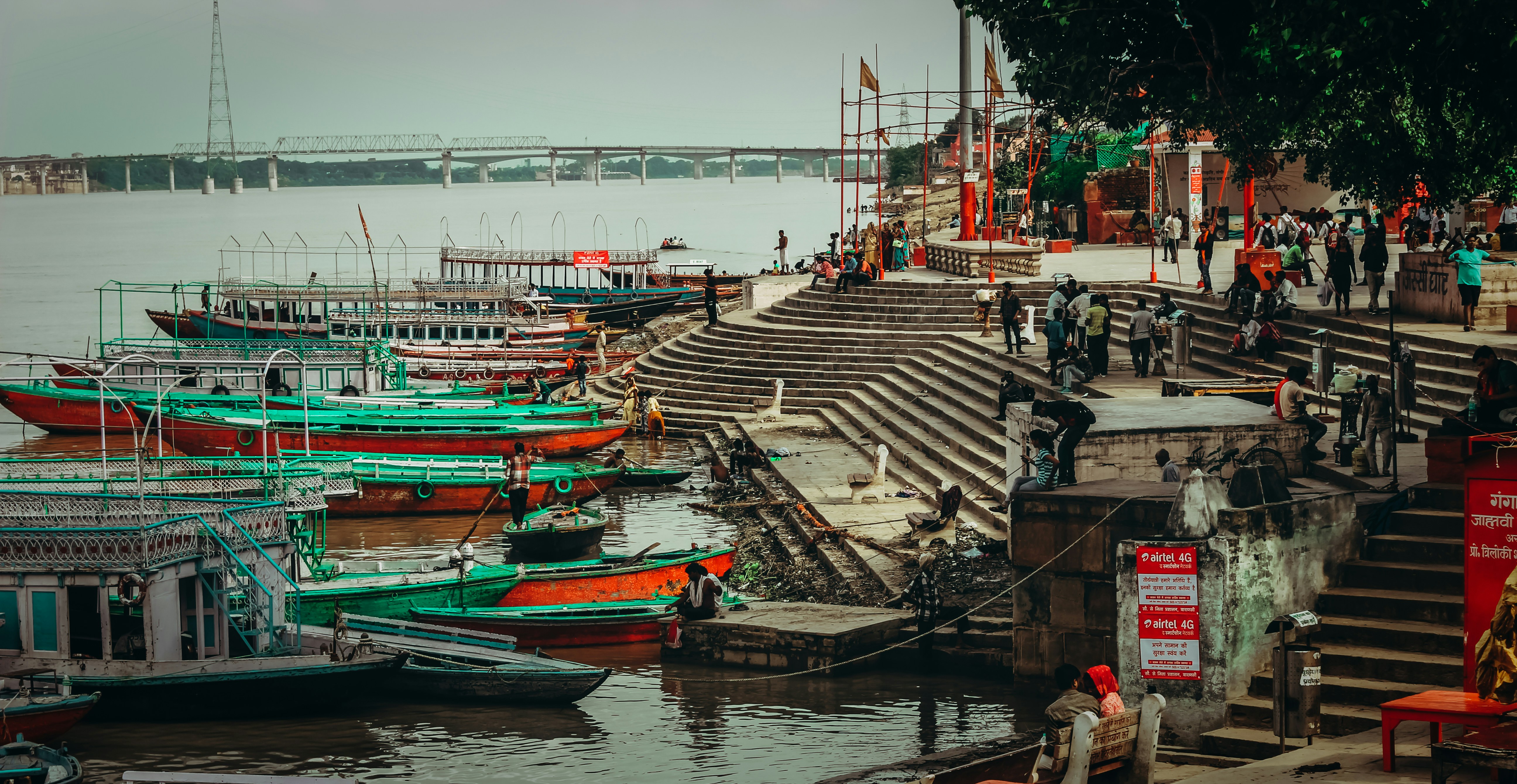 Barcos en el puerto durante el día
