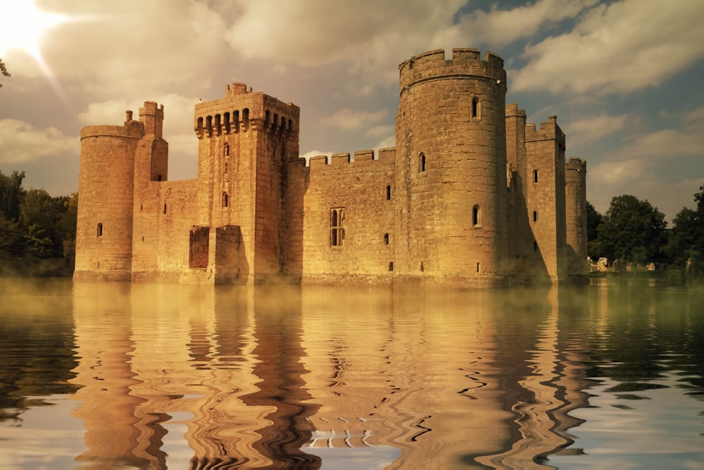 Palacio de hormigón marrón rodeado de masa de agua durante el día