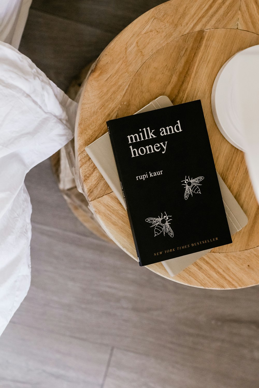 Livre sur table Milk and Honey de Rupi Kaur