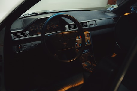 black vehicle steering wheel