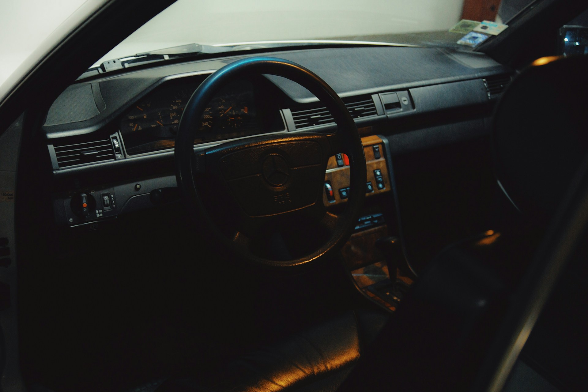 black vehicle steering wheel