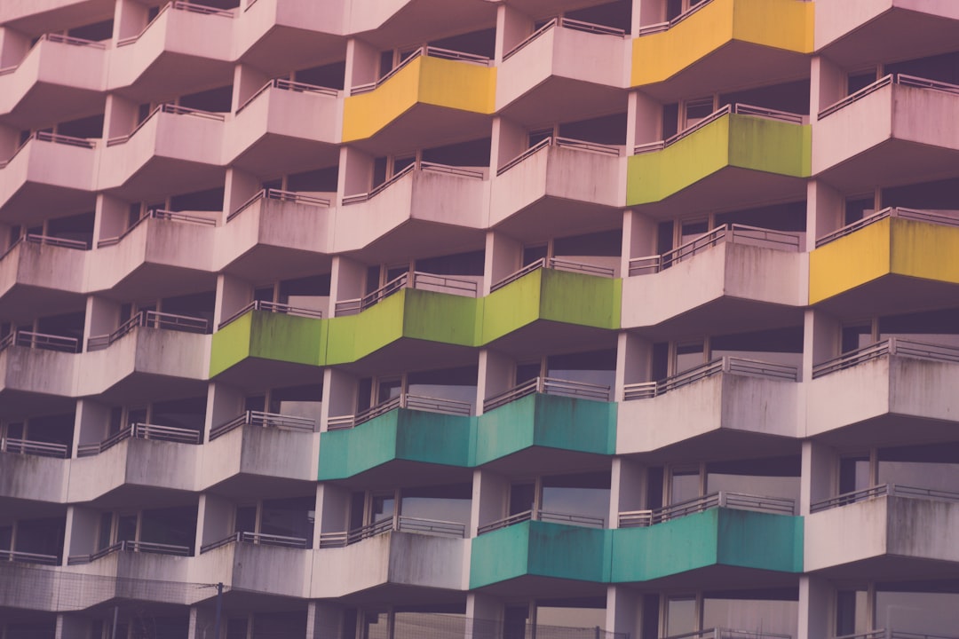 gray concrete building, Hotel am Meer?