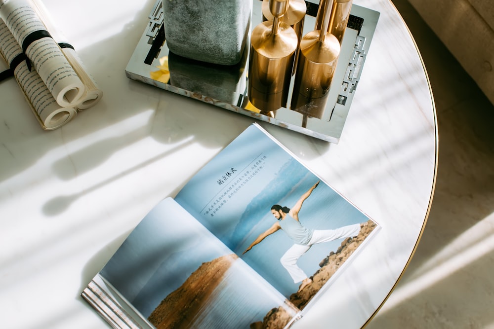 Livre ouvert sur table en bois blanc