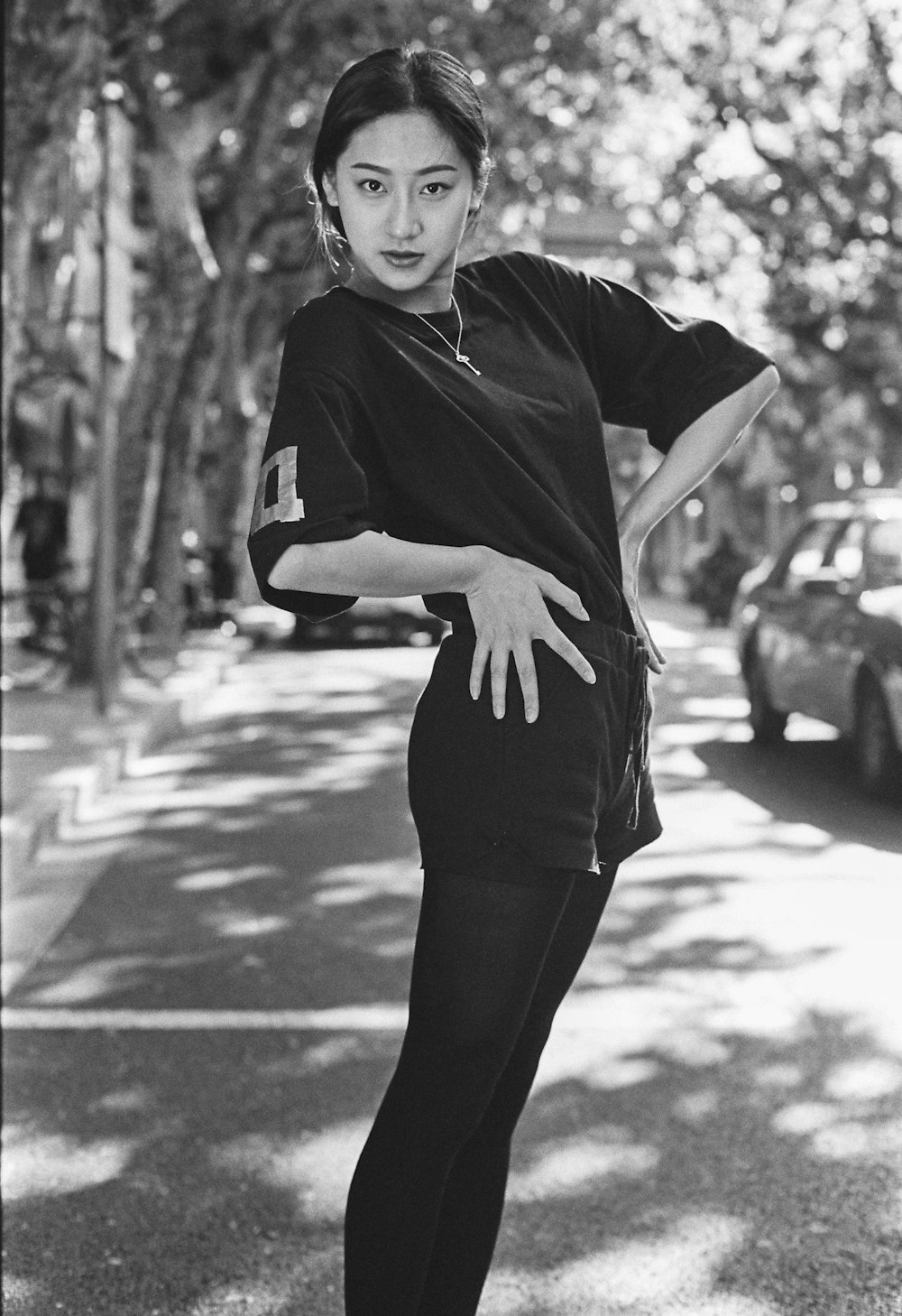 Photographie sélective de mise au point d’une femme debout sur la route