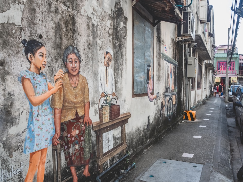 Família de três pintados na parede