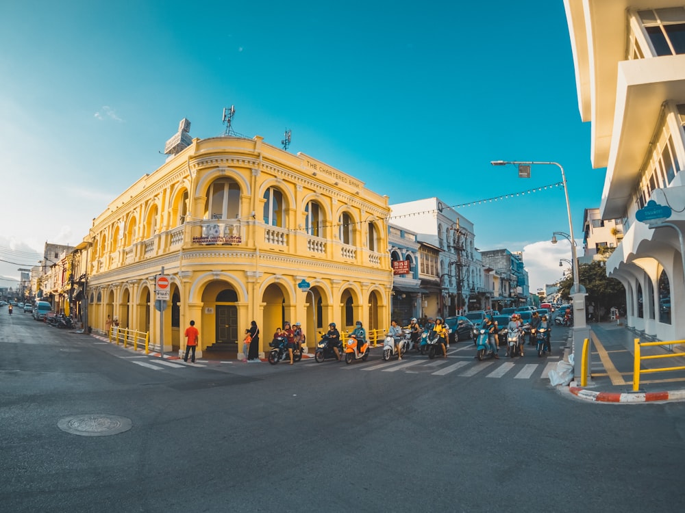 Edificio de hormigón amarillo en la esquina de la calle