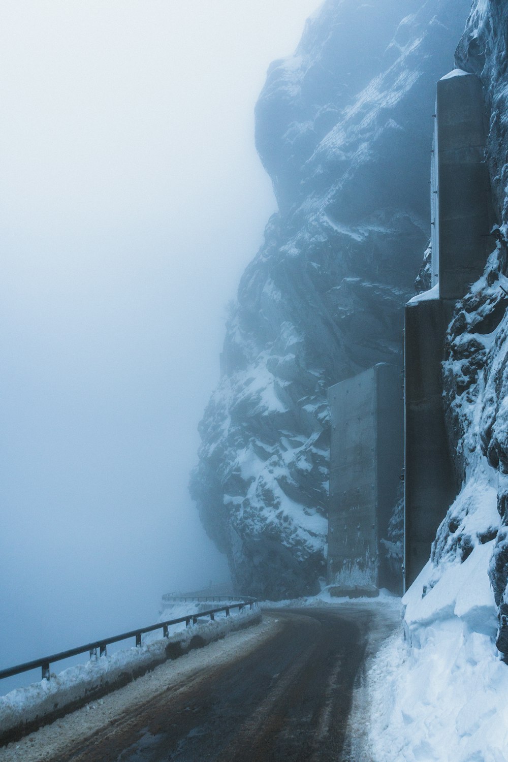 峠沿いの雪に覆われた丘