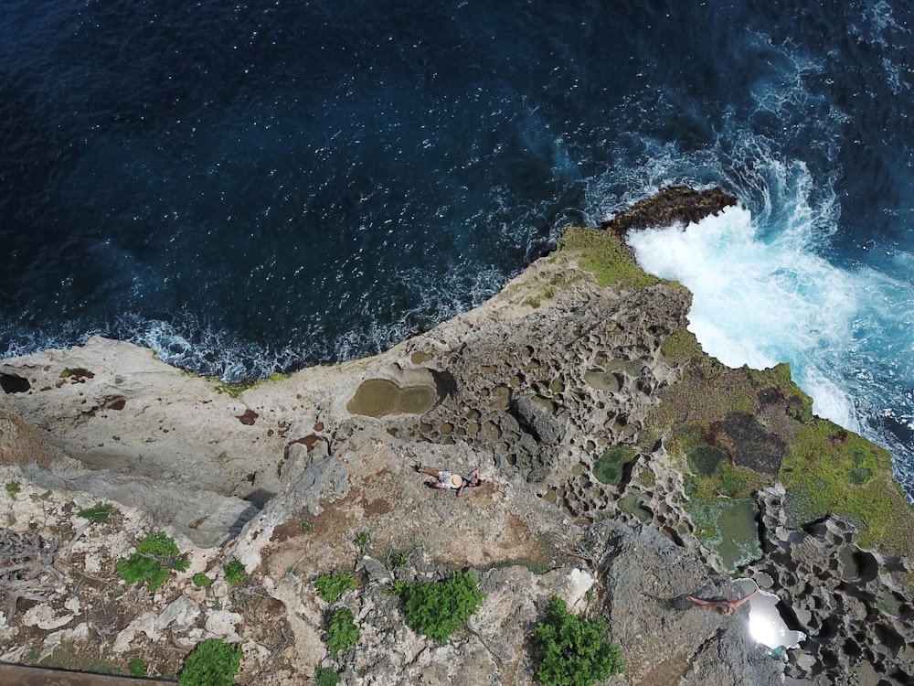 Cuerpo de agua de la cámara cerca de la formación rocosa Fotografía de vista superior durante el día