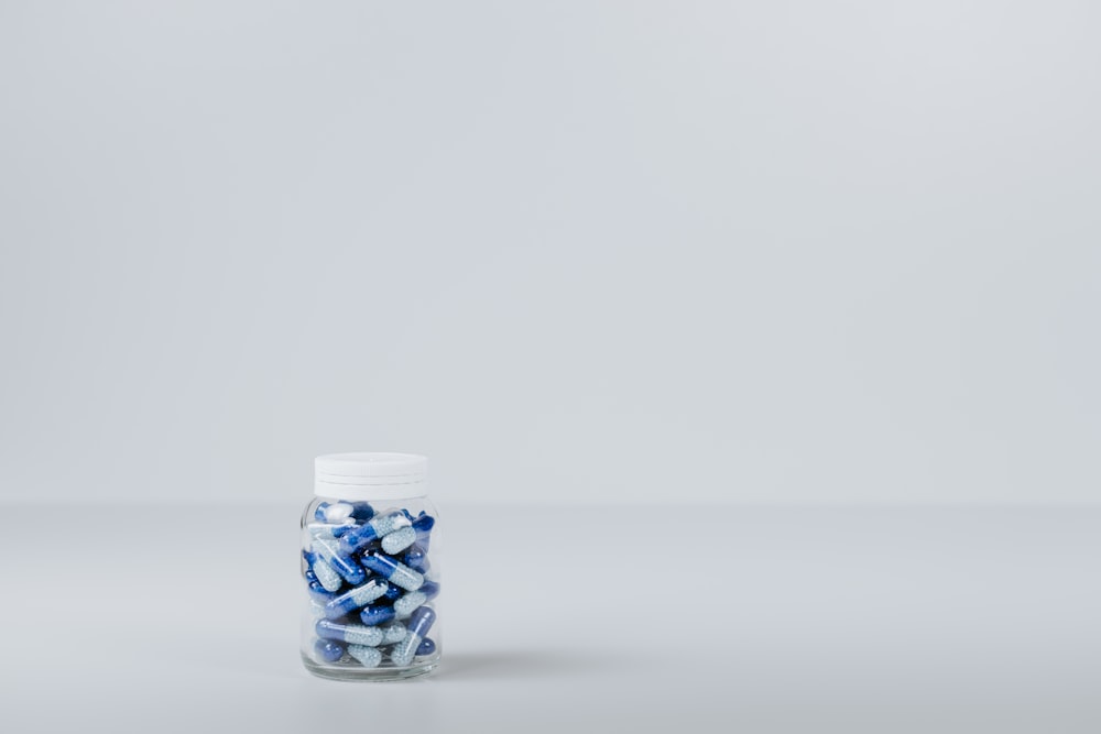blau-weiße Tablette im Behälter