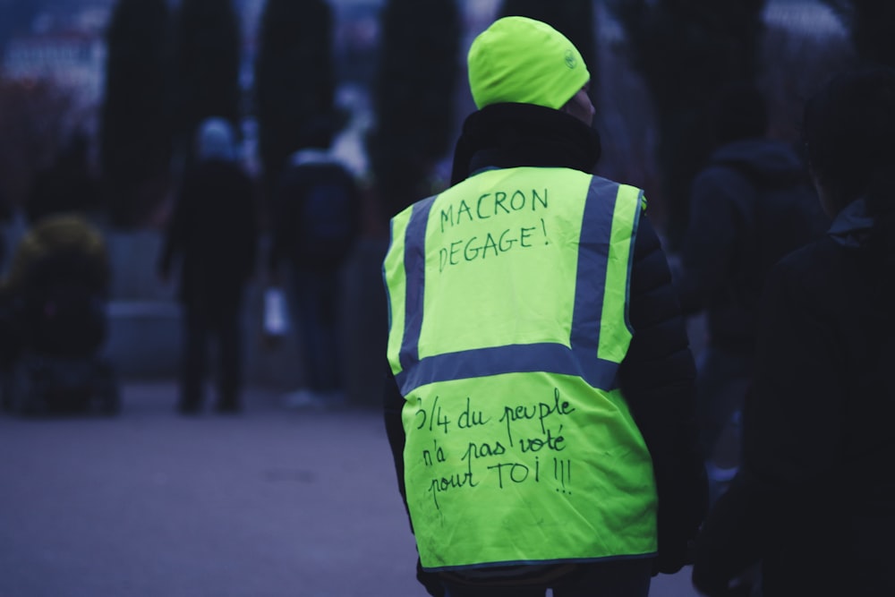 Hombre con chaqueta verde y gris