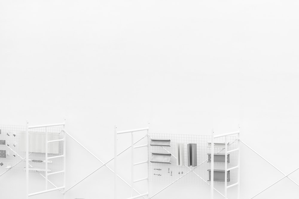 armoire en bois blanc avec miroir
