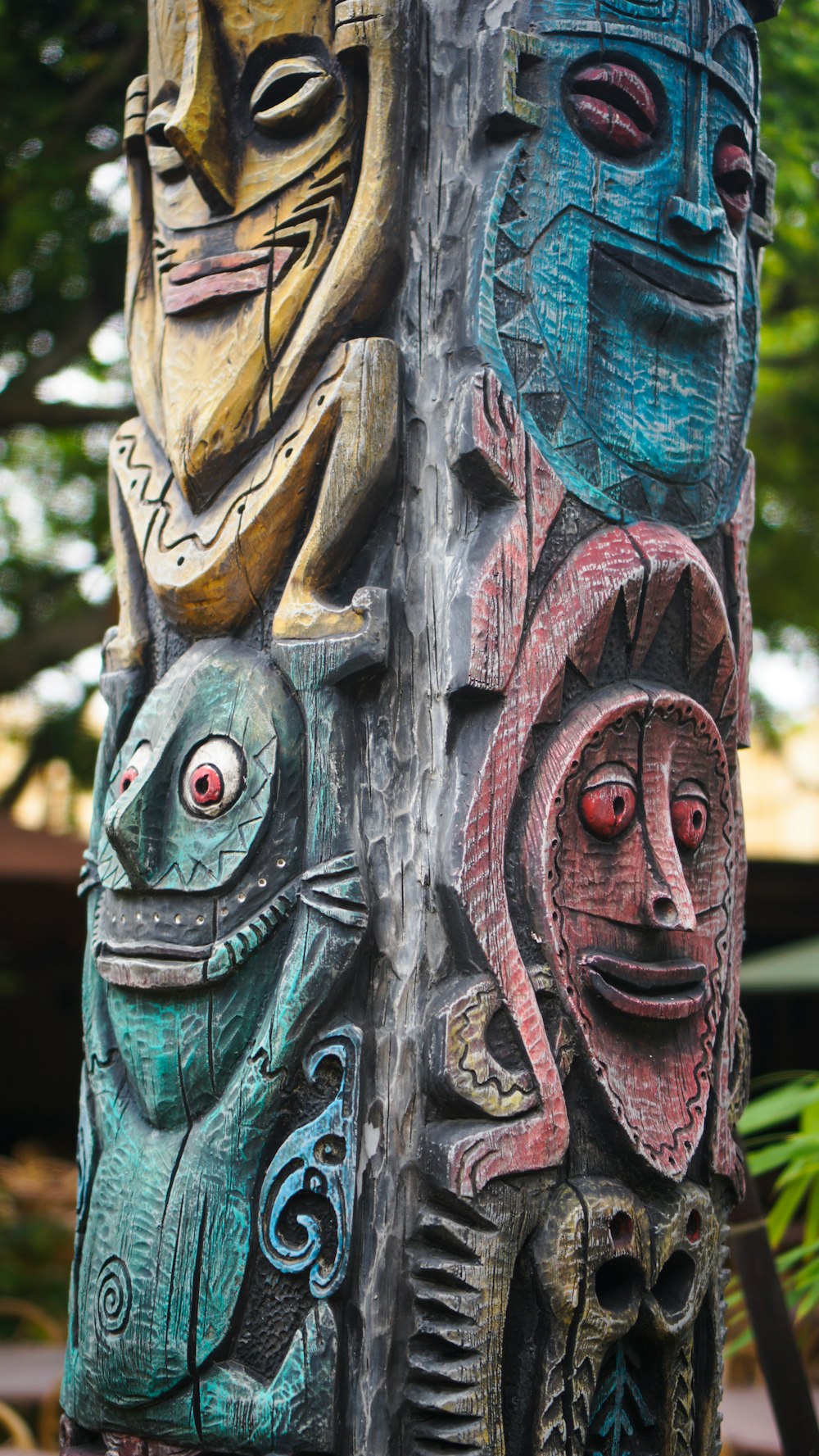 estatua de tótem verde, rojo y azul