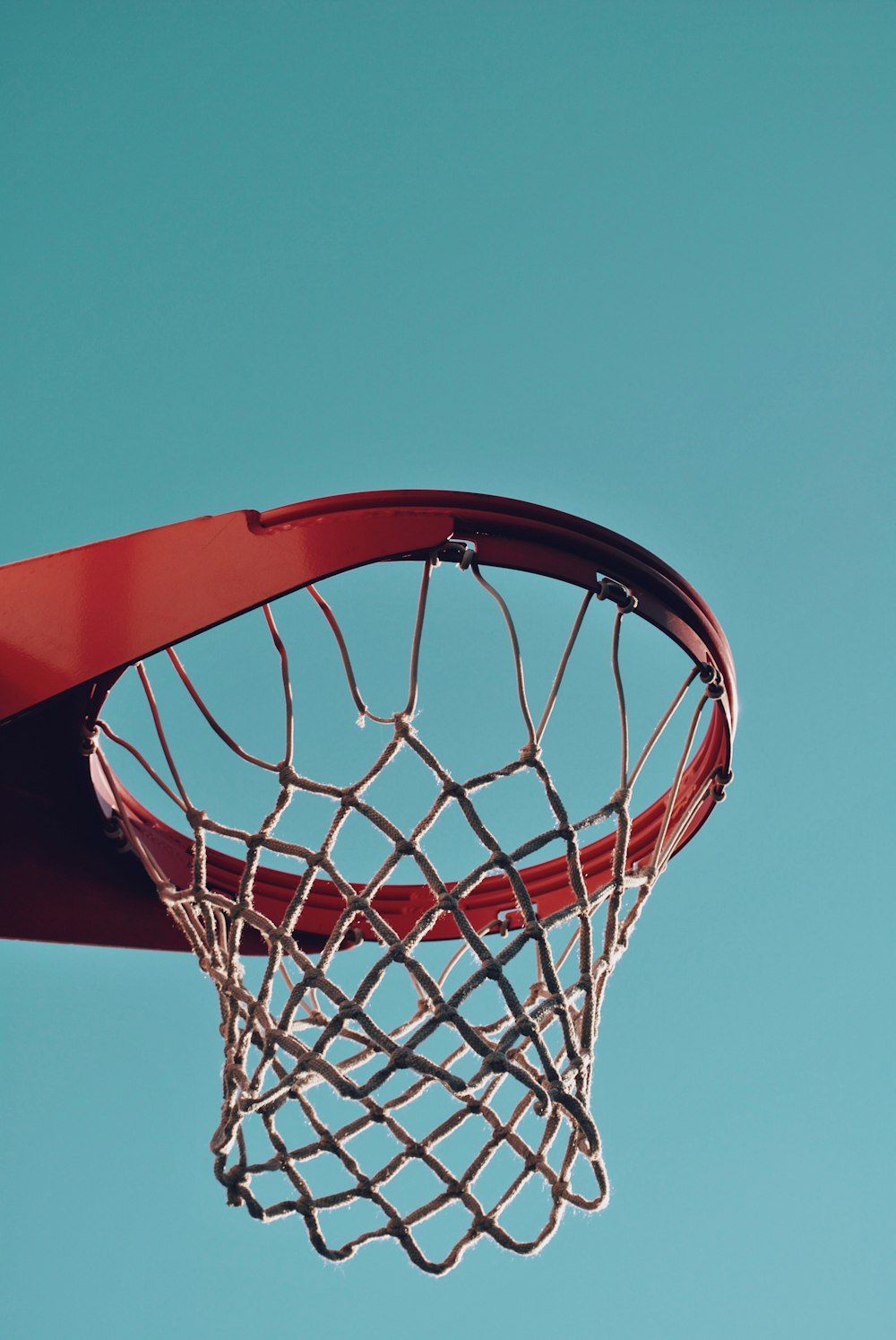 canasta de baloncesto roja