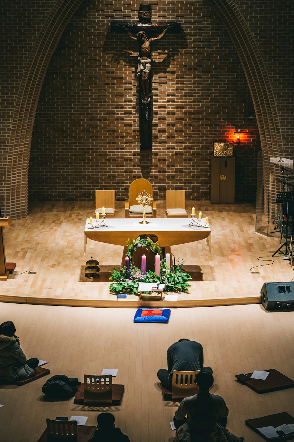 foto della chiesa e dell'altare