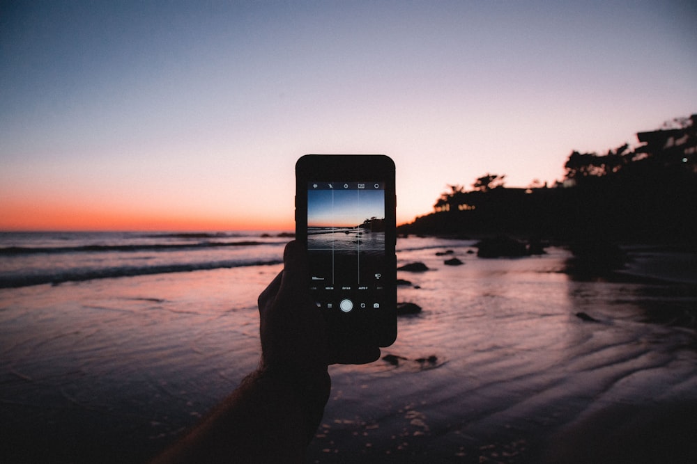 Imagem de um telefone Android com fundo de praia