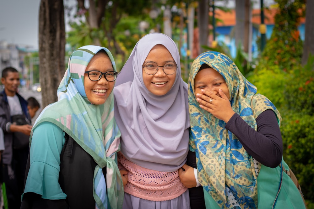 Photo de mise au point superficielle de trois filles portant une coiffe hijab