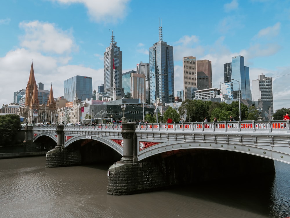 Puente blanco sobre los edificios de la ciudad