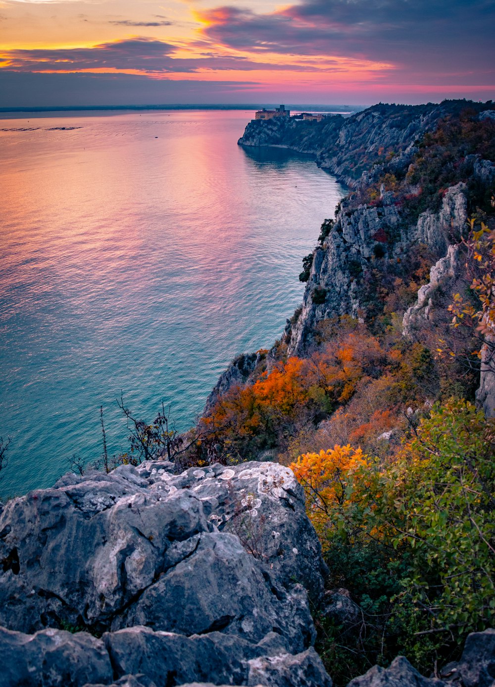 Vista del cuerpo de agua durante la hora dorada