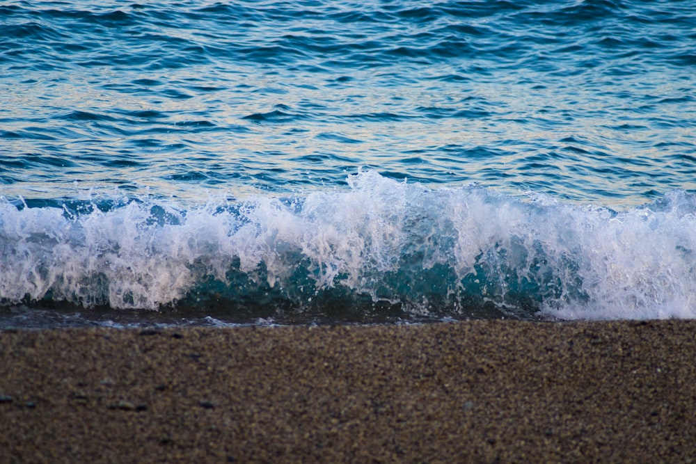 wave of water during daytime