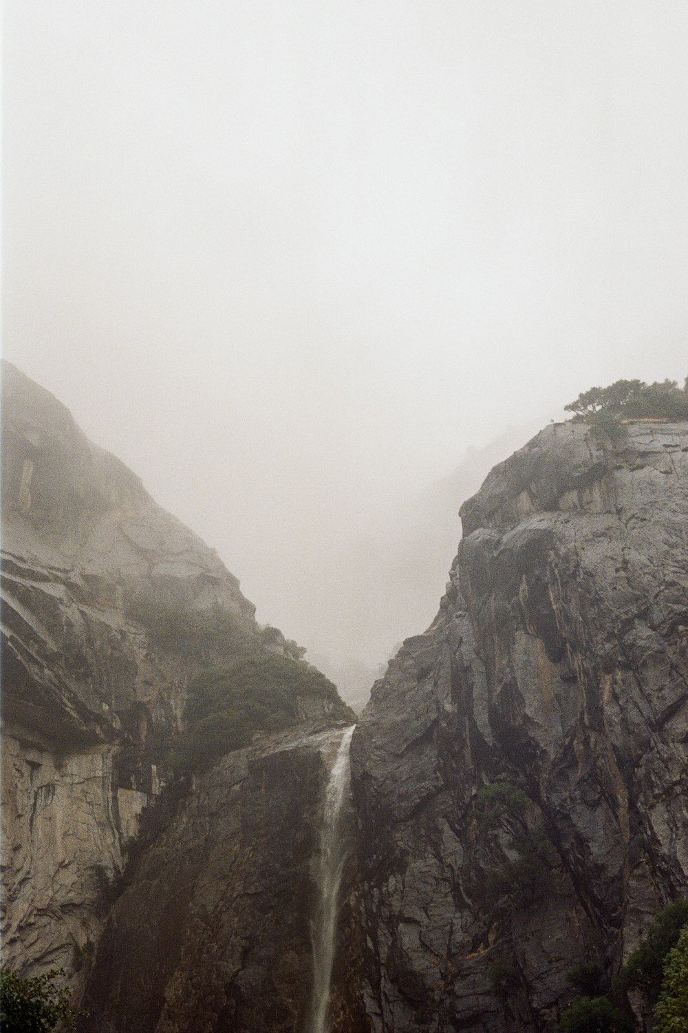 cascate sotto il cielo bianco