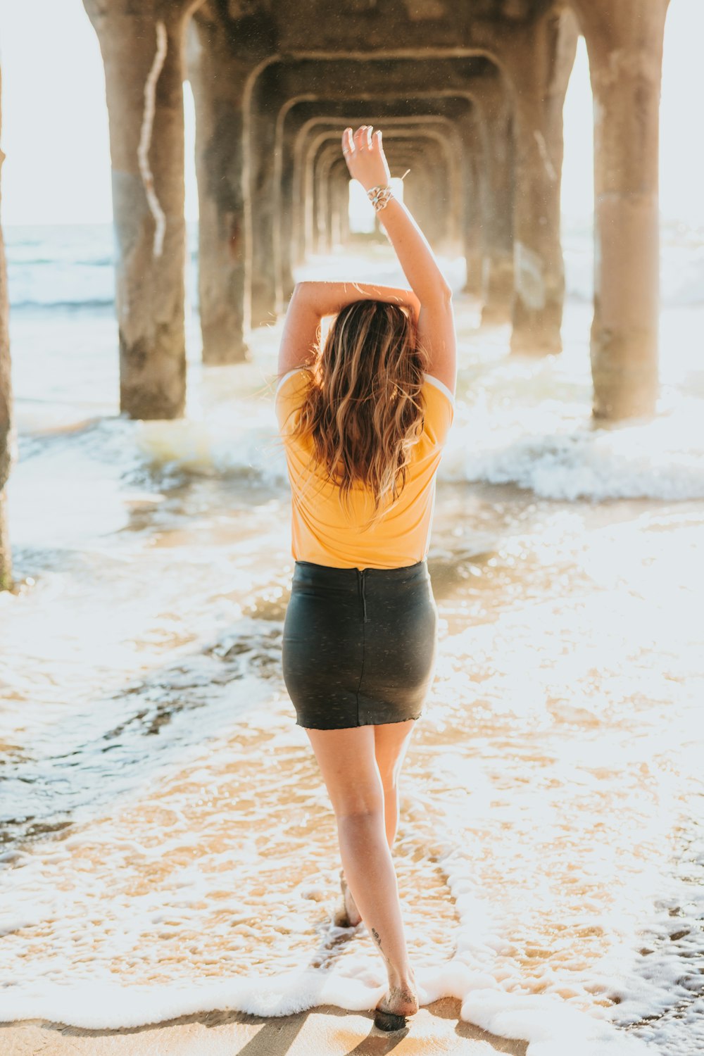 femme portant une chemise jaune