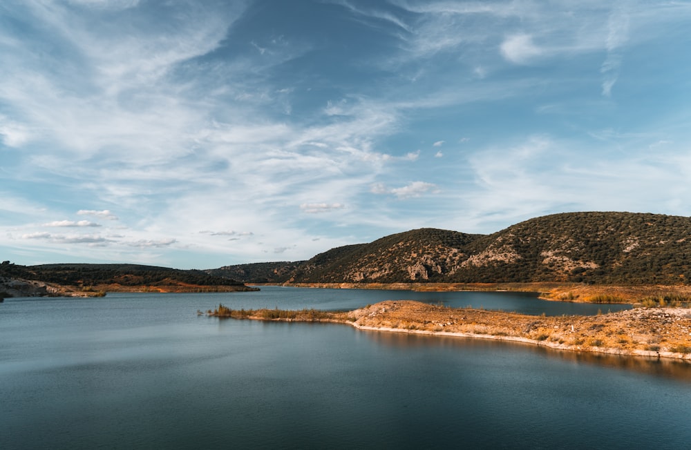 Blick auf Berge und Gewässer