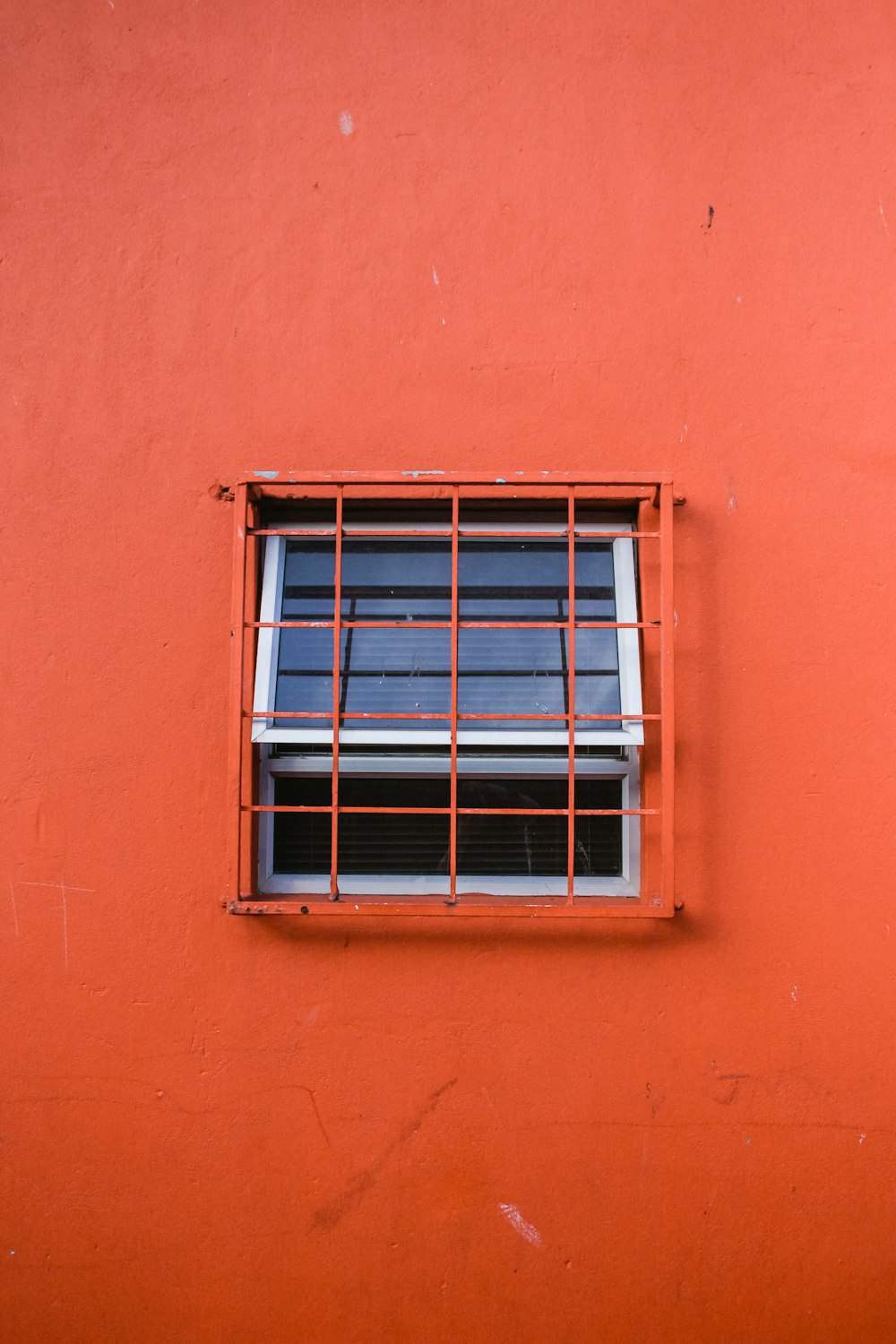 Edificio pintado de naranja