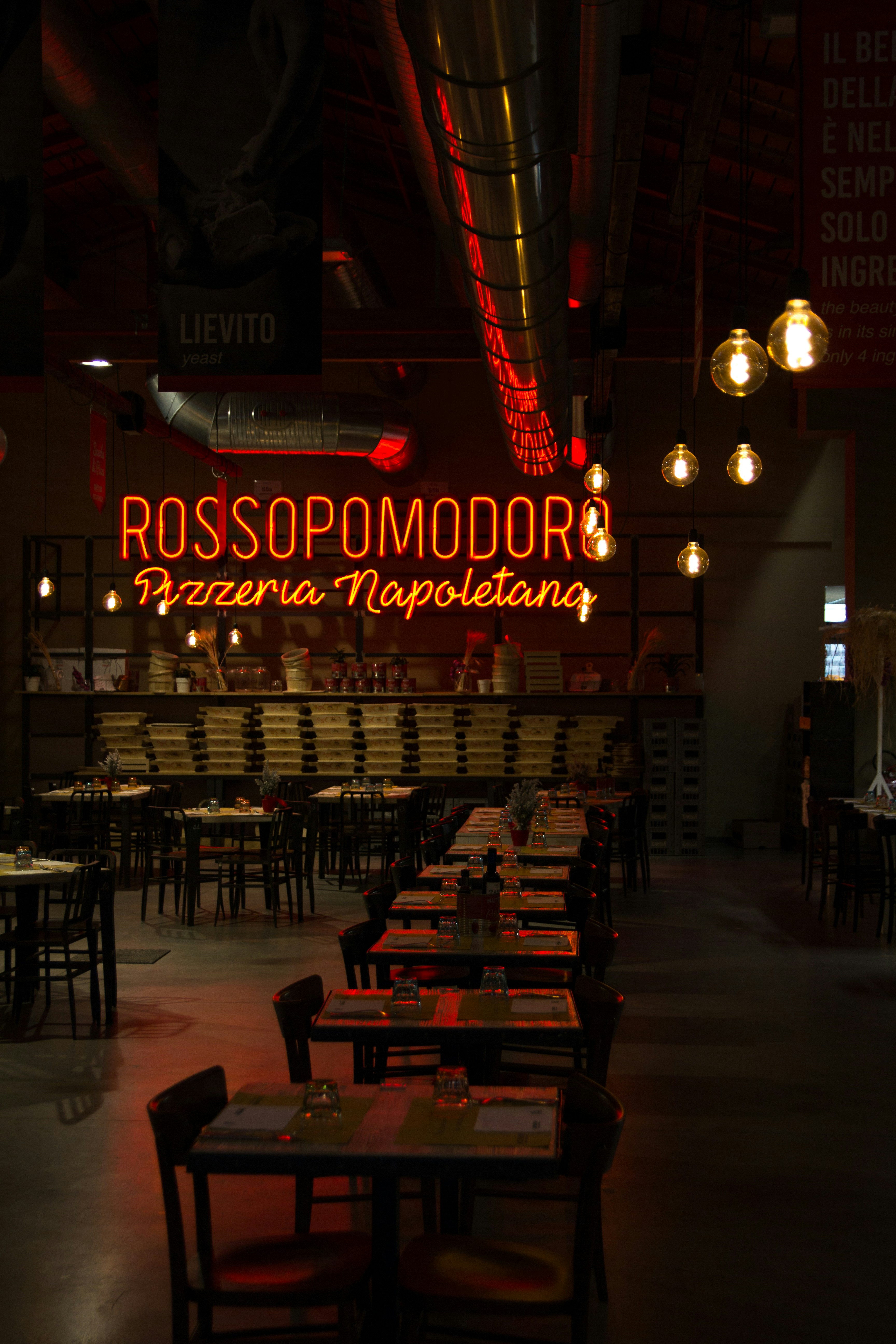 Tanda lampu neon Rossopomodor pizzaria