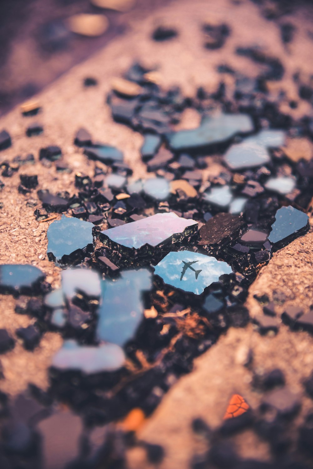 Macrophotographie de roche brisée avec réflexion d’avion de ligne