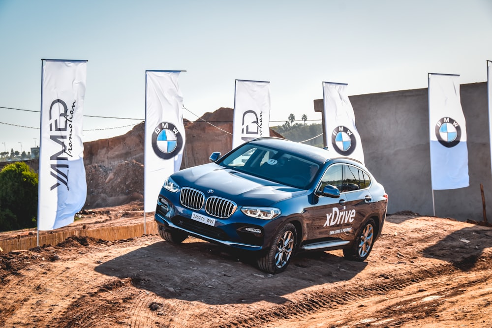 sedán BMW azul aparcado