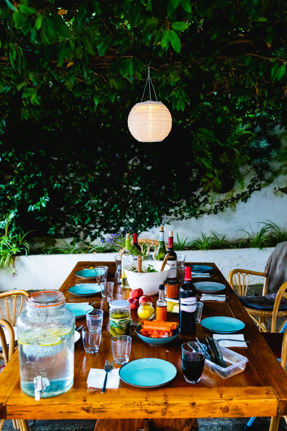 Mesa colocada junto a un árbol verde al aire libre