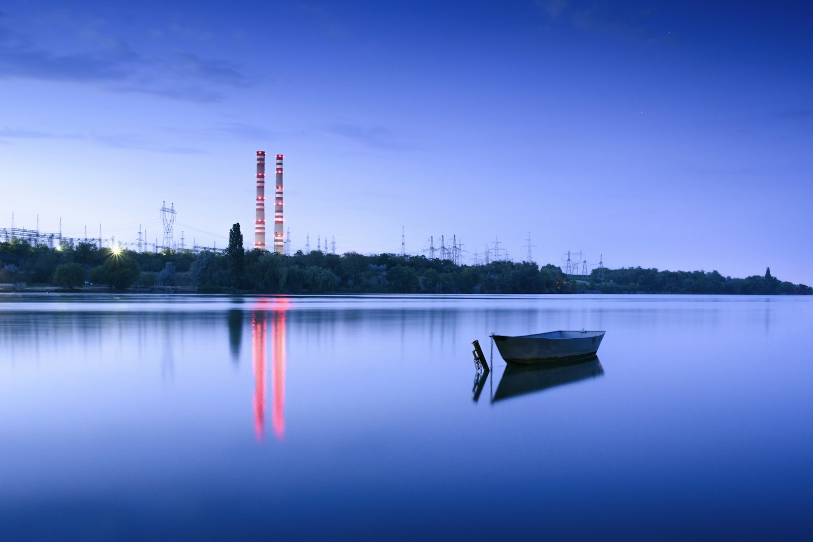 Nikon D750 + Nikon AF-S DX Nikkor 35mm F1.8G sample photo. Boat in body of photography