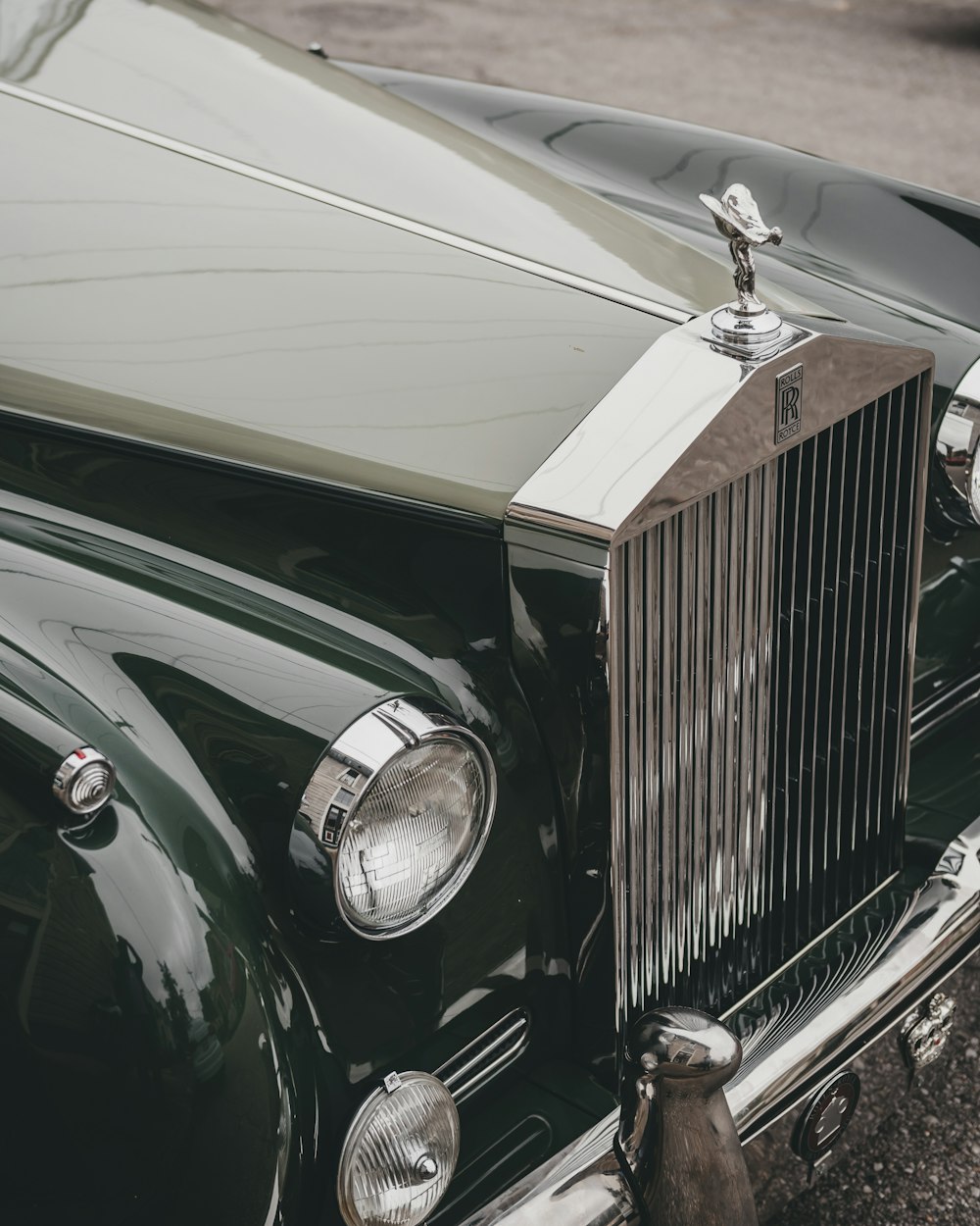 schwarzes Rolls-Royce-Fahrzeug