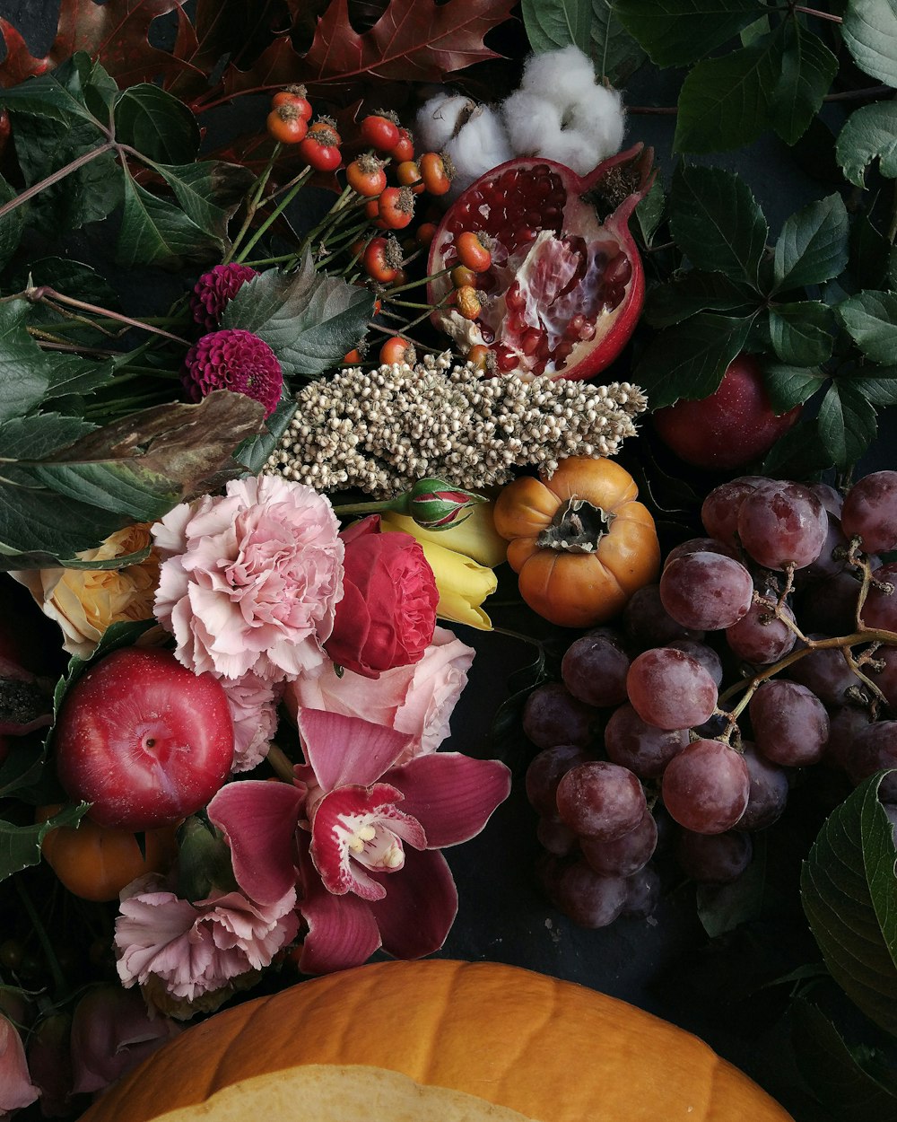 Frutas y flores variadas