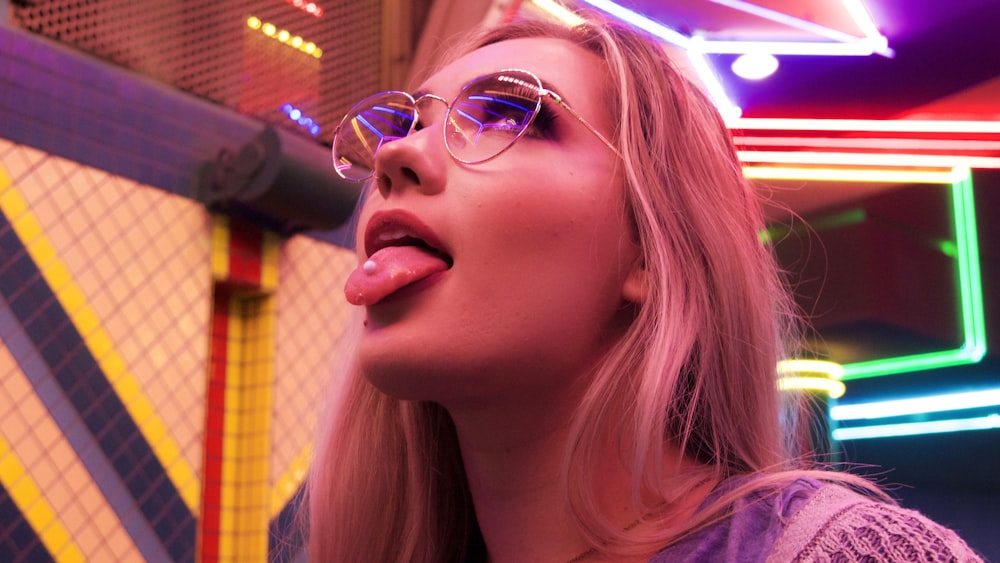 혀를 보여주는 여성의 선택적 초점 사진
