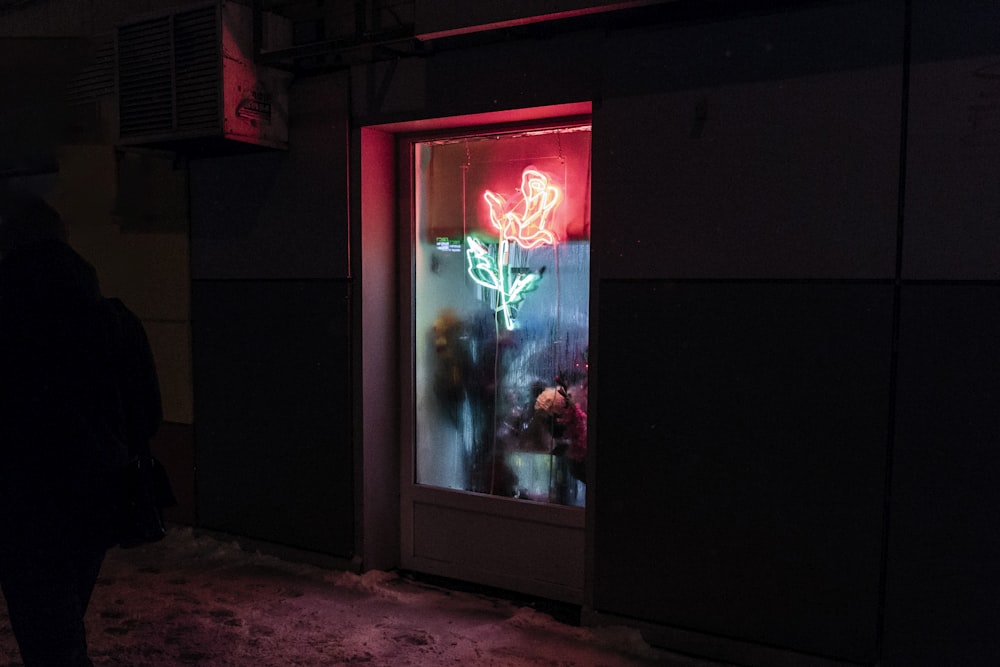 Decoración de pared de flores iluminadas en rojo